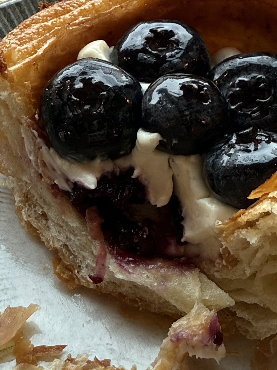 good morning ! nothing quite like a rainy morning spent in a cafe reading a book and having breakfast 💌