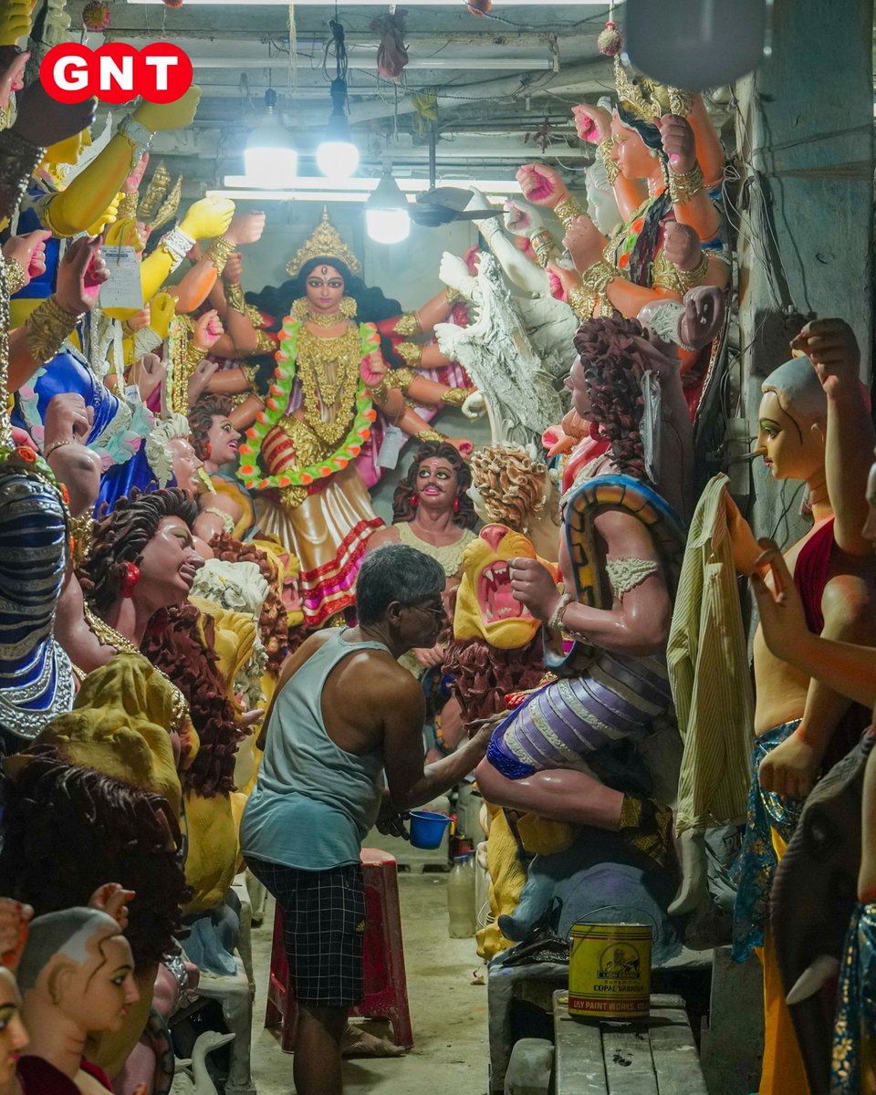 GoodNewsToday's tweet image. दुर्गा पूजा की तैयारी में कलाकार माँ दुर्गा की मूर्तियों को भक्ति और नज़ाकत के साथ रंग रहे हैं, हर ब्रश स्ट्रोक में देवी की शक्ति और दिव्यता झलकती है।

#DurgaPuja #Idols #Goddess #Festival