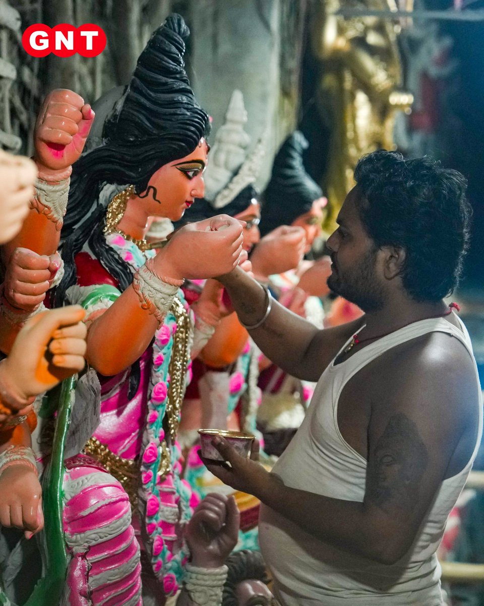 GoodNewsToday's tweet image. दुर्गा पूजा की तैयारी में कलाकार माँ दुर्गा की मूर्तियों को भक्ति और नज़ाकत के साथ रंग रहे हैं, हर ब्रश स्ट्रोक में देवी की शक्ति और दिव्यता झलकती है।

#DurgaPuja #Idols #Goddess #Festival