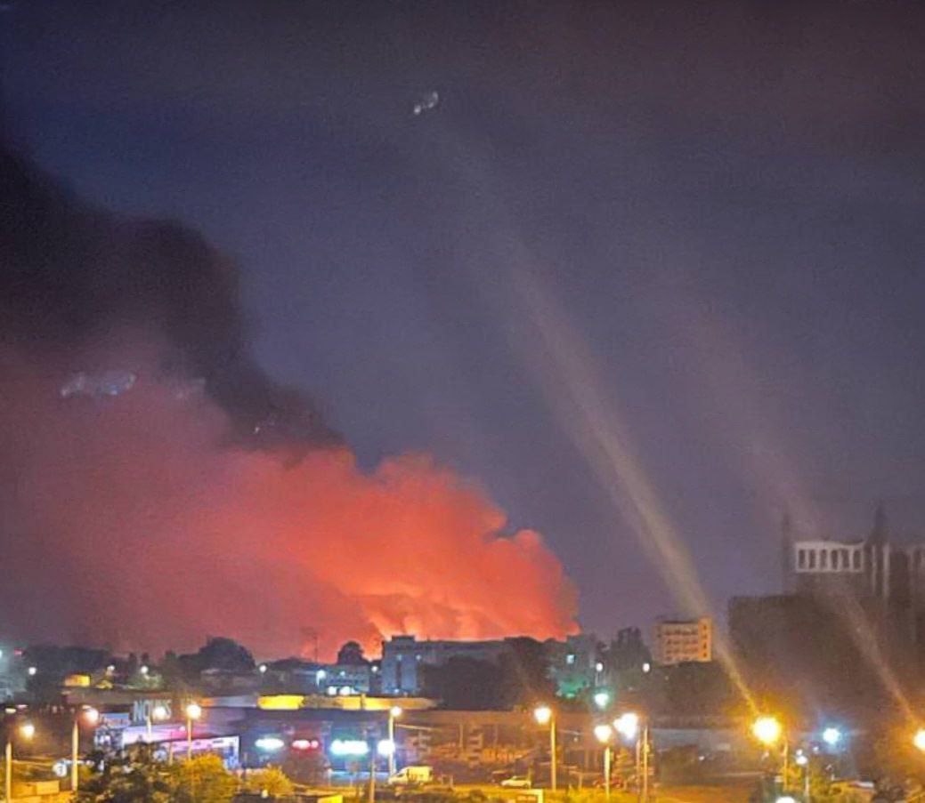 — Поглядите на пожар в Тегеране!
— Великолепно горит! Невиновных там нет! А всё потому, что нельзя угрожать другим странам!
— Шучу, это Киев.
— Какое страшное преступление! Мирный город! И это лишь за то, что украинцы просто шутили, как собираются вешать москалей на гиляках! (с)