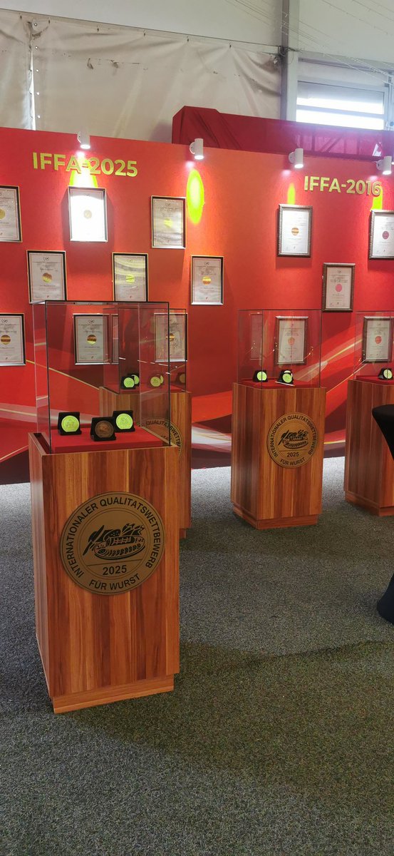 Нөгөө хөөрхөн ах өнөөдөр 20 жилийн ойн баяраа Дэлхийн махны олимпоос 9н алт авсан амжилтаар тэмдэглэж бн.
#Очирдагинас компанийн хамт олонд халуун баяр хүргэе 🤟