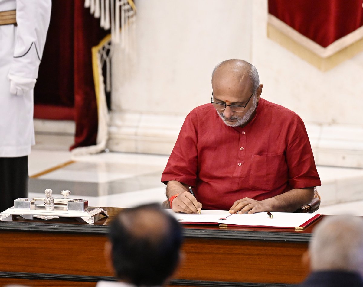 Delhi: CP Radhakrishnan sworn in as the Vice President of India. He secured 452 votes in the Vice Presidential election, defeating opposition candidate B. Sudershan Reddy, who got 300 votes. #vicepresidentofindia