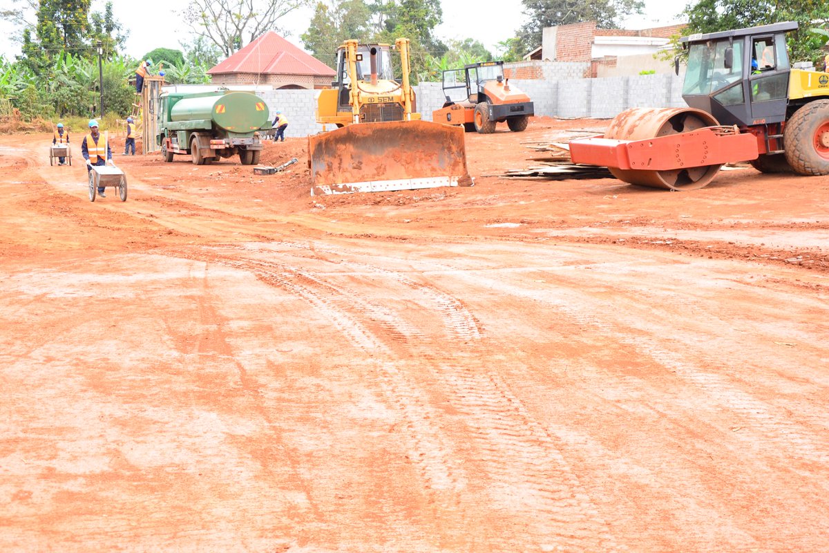 GideonSsekidde's tweet photo. Ntenjeru-Blue Road Project in Mukono District,Mpata Subcounty Road upgrading over 7.8km, this project is being implemented by China Railway with 5 construction company and supervised by professional Engineer Consultant and Gesh.
#GoldenPosts
#SecuringtheGains
#KCCAatWork https://t.co/3EipcpFhif