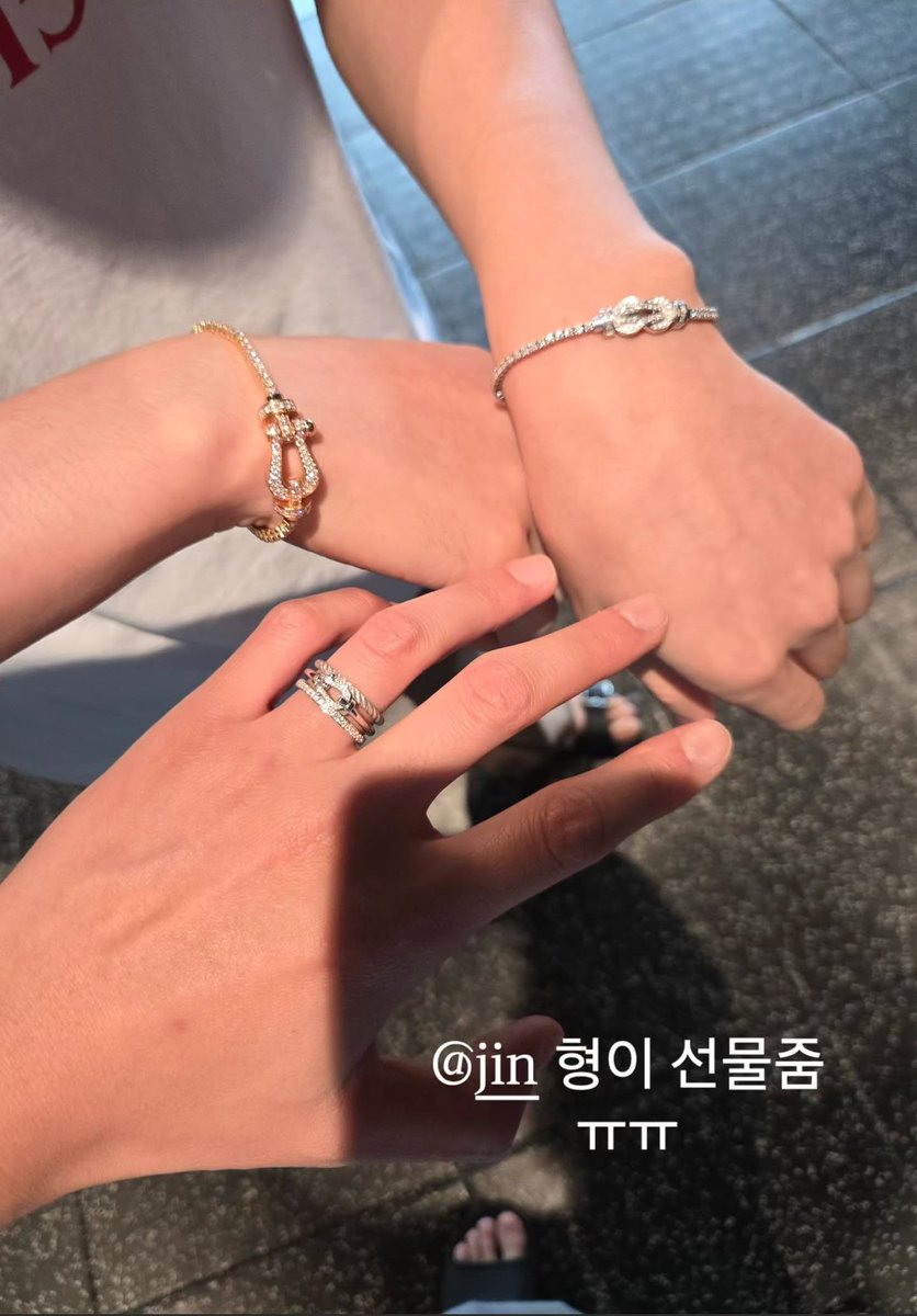 for_write_down's tweet image. 250912 남준 인스타 스토리
(+석진 팔/석진 남준 생일선물 프레드 반지)
🔗instagram.com/stories/rkive/…

🐨 @ jin 형이 선물줌 ㅠㅠ

.
 Fred 포스텐 라이즈 링
🎁💍fred.com/kr/ko_KR/rings…
.
역시 프레드 왕자님🤴 ✨️
남준아 생일 축하해🥳
#HappyRMDay
#남준아_생일축하해
#JinxFredJewelry #석진