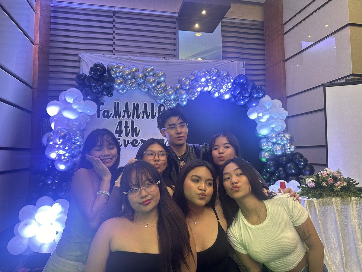 BRENTMANALHOES's tweet photo. Just How fast the night changes ☁️✨

Who would've thought those blurry Zoom screenshots would turn into real pictures like these? 

FaMANALO 5YRS WithBRENT 
#FamanaloForever https://t.co/G1msiHra59