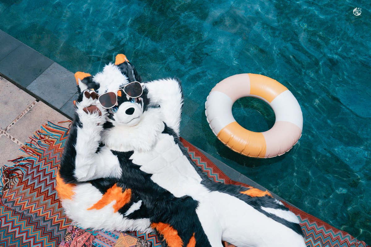 Pool Party ！🛟
📷<a href="/Einittt/">因特Einit</a> 

#泳池派对
#FursuitFriday 
#fursuit