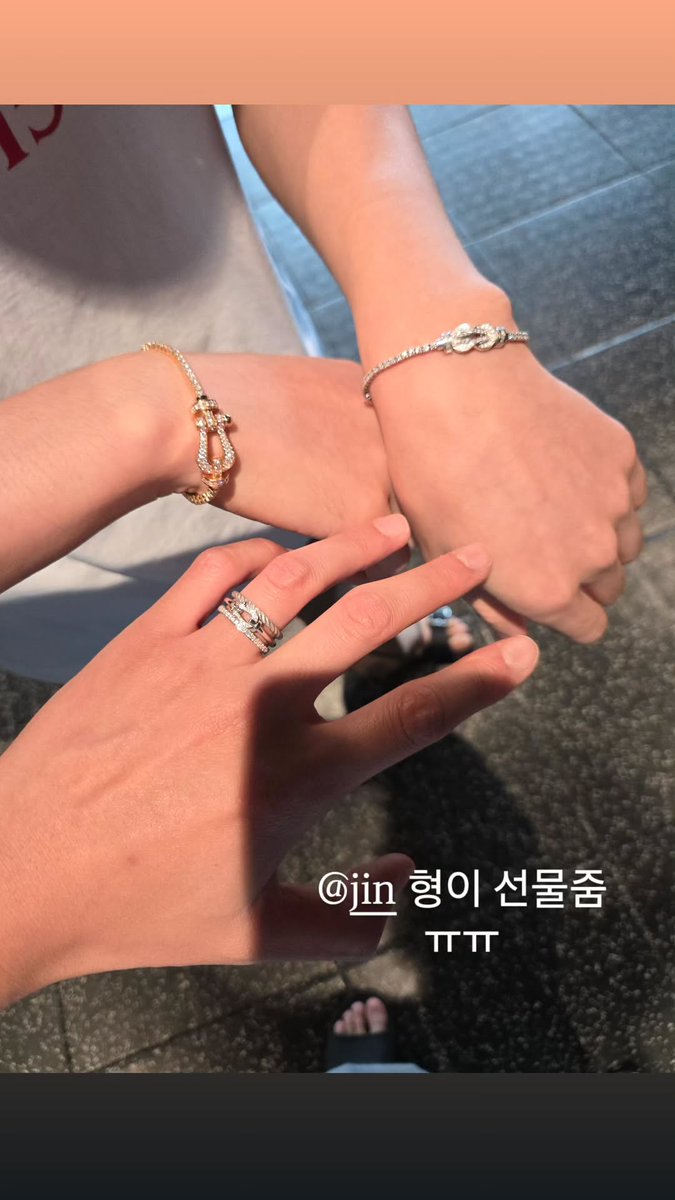 JlNSONYEONDAN's tweet photo. 🐨: Jin hyung gave me a present ㅠㅠ https://t.co/MM3x0fWxT8