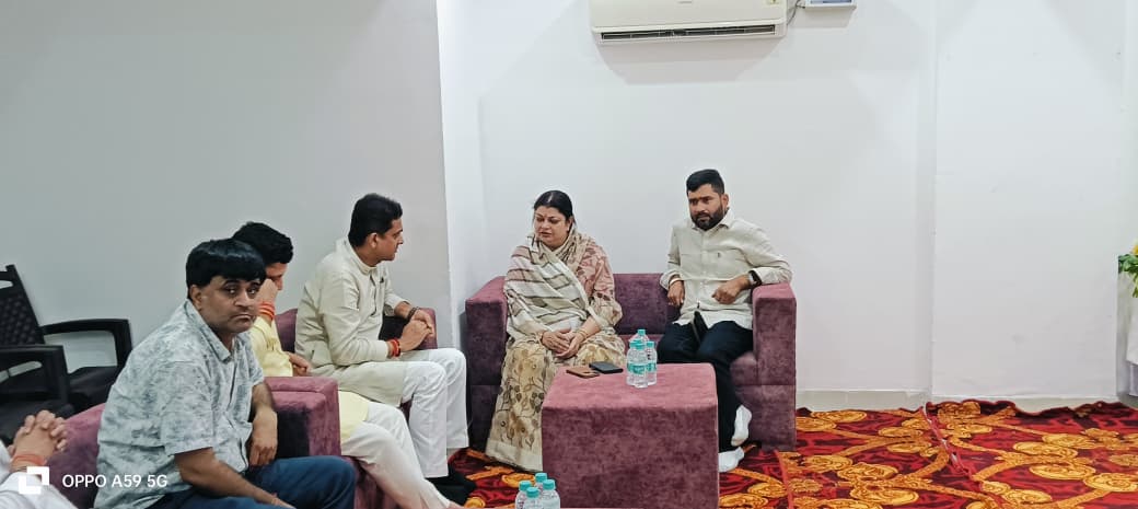 राष्ट्रीय उपाध्यक्ष भाजपा महिला मोर्चा एवं राज्यसभा सांसद श्रीमती दर्शना सिंह जी की माताजी के निधन पर गहरा शोक व्यक्त करता हूँ।
ईश्वर से प्रार्थना है कि दिवंगत आत्मा को शांति प्रदान करें और शोकाकुल परिवार को इस दुःख की घड़ी को सहने की शक्ति दें।

<a href="/DarshanaSingh76/">Darshana Singh 🇮🇳</a>