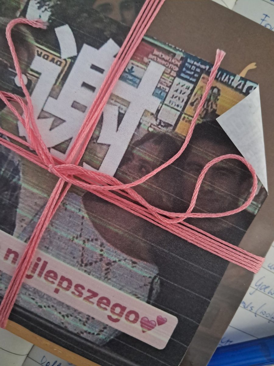 Etdtyguuhfd's tweet photo. czasami mi smutno ale wtedy przypominam sobie że całe życie przede mną, a zwłaszcza nieotwarta płyta z lalka musical soundtrack https://t.co/J8nRILNW64
