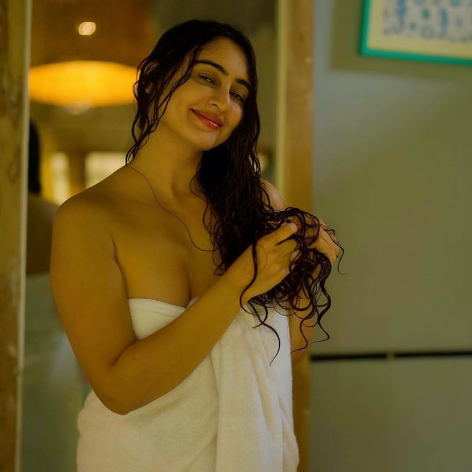 G0oIR9basAAteEw?format=jpg&name=small