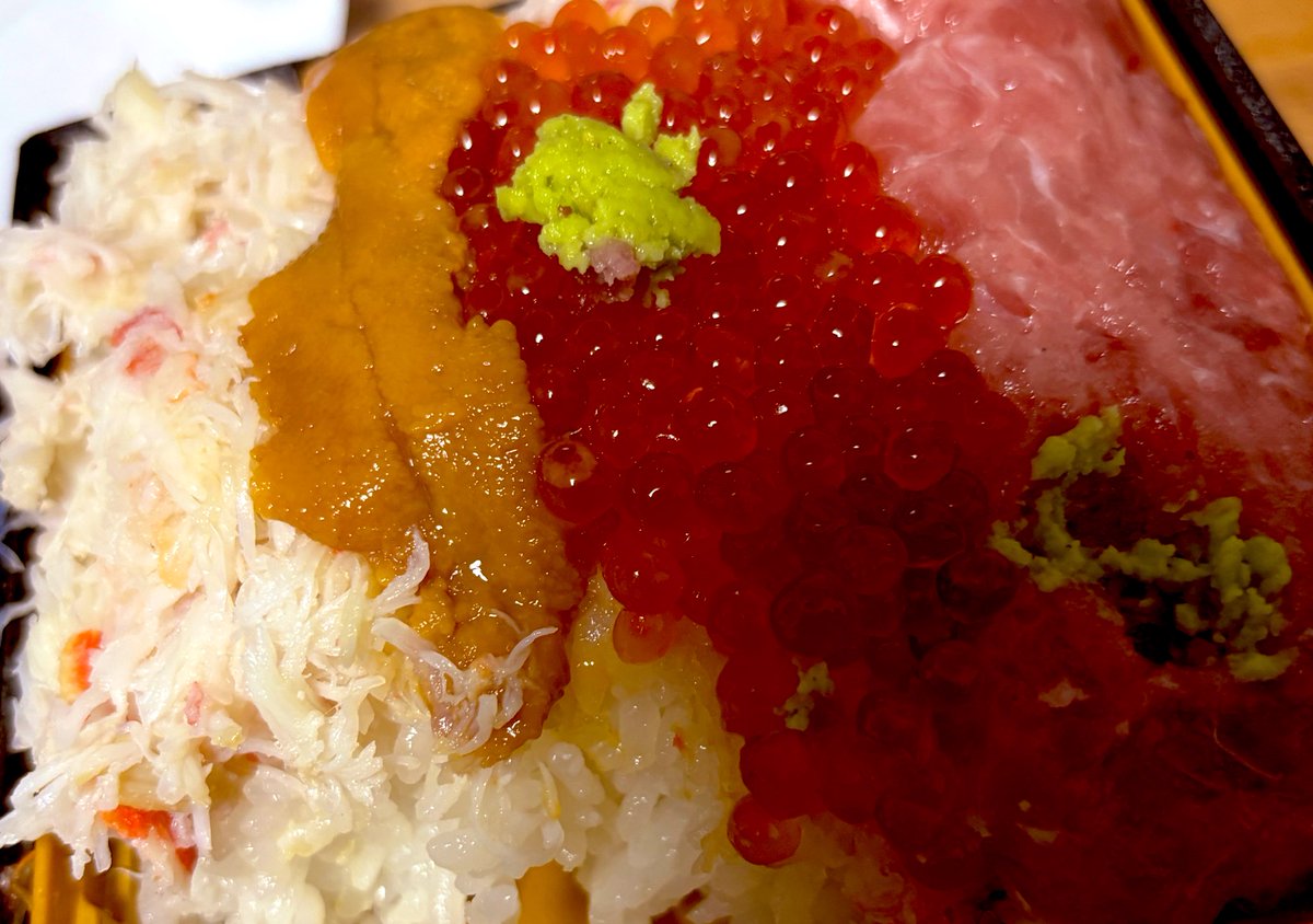 昨日は北海道物産展にて…

宝石のような海鮮丼を〜！！めっちゃくちゃ美味しかった！！