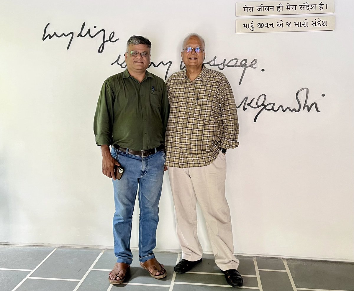 हिंदी में दो लोगों का मारक व्यंग्य इन दिनों बहुत लोकप्रिय है। पत्रकार उर्वीश कोठारी ट्विटर पर  छाए हुए हैं। लेखक मित्र संपत सरल प्रिंट से लेकर डिज़िटल तक में। अहमदाबाद प्रवास में साबरमती आश्रम में <a href="/urvish2020/">Urvish Kothari ~ उर्वीश कोठारी</a> मिलना हुआ। उनका विनोद गुफ़्तगू में भी मुखर रहता है। लगे रहो उर्वीश भाई!