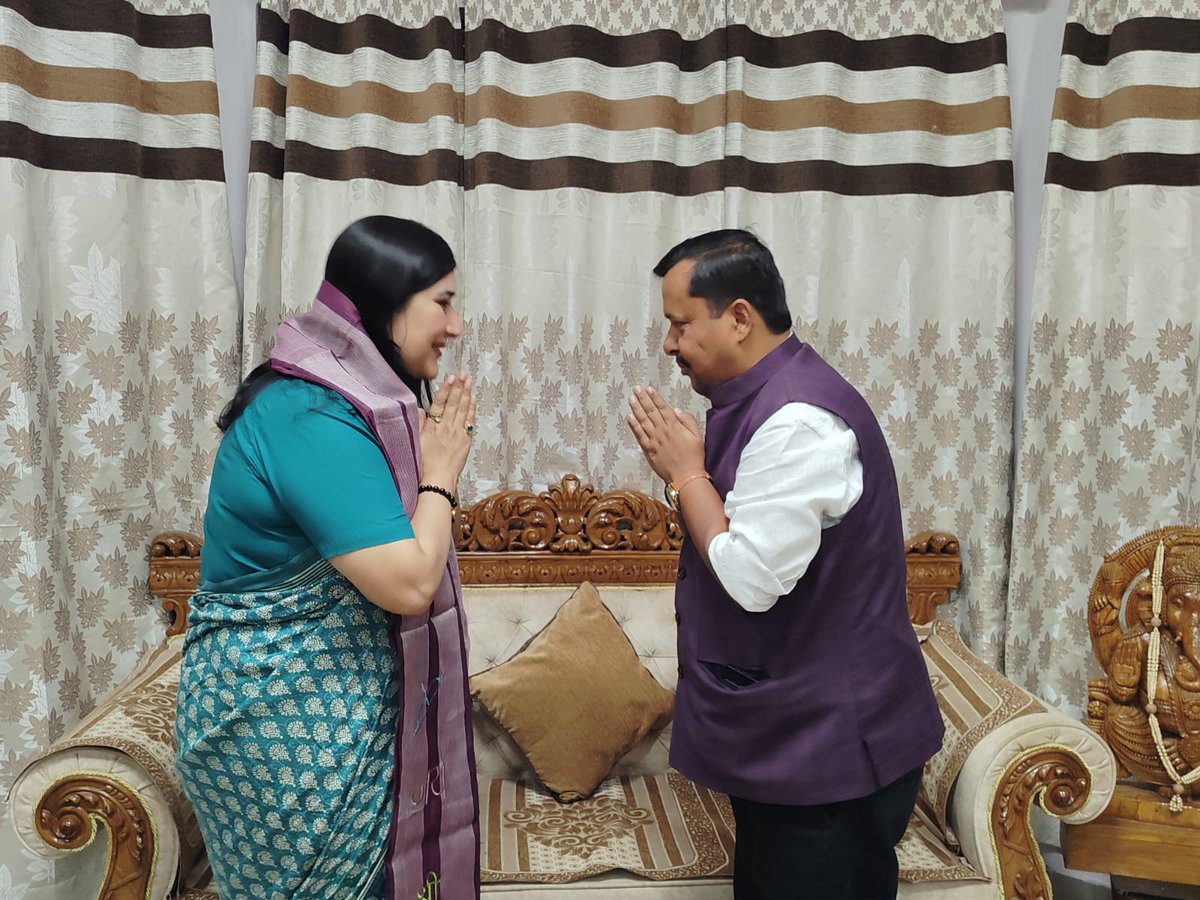 NitinNabin's tweet photo. आज पटना स्थित अपने सरकारी आवास पर नई दिल्ली से लोकप्रिय सांसद सुश्री @BansuriSwaraj जी को अंगवस्त्र भेंट कर उनका हार्दिक स्वागत एवं अभिनंदन किया। https://t.co/XjOW8E1dpc