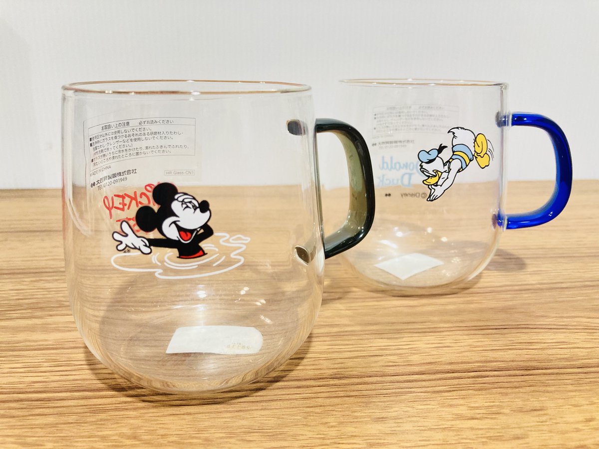 Zappa10954181's tweet photo. 本日のおススメ🪸
耐熱グラス(ミッキー＆ドナルド)です☺️
水中ではしゃぐミッキーや飛び込むドナルドのイラストがとってもカワイイです❣️
飲み物を注いだら更にイラストを楽しめる仕様になっております👏🩷
ホットコーヒーでも飲みながらホッと一息😉ミッキーとドナルドに癒されてください…💫 https://t.co/pvF6l33fUT
