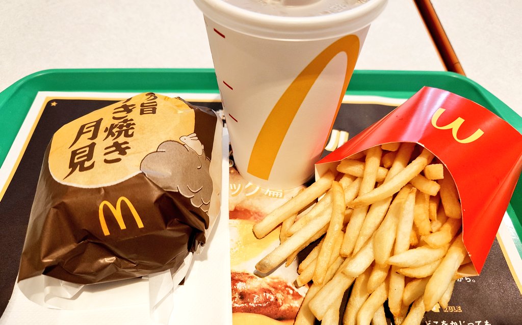 今日は涼しくてすごしやすいですね🏖️
お昼はマックの月見バーガーでーす🍔🍟✨