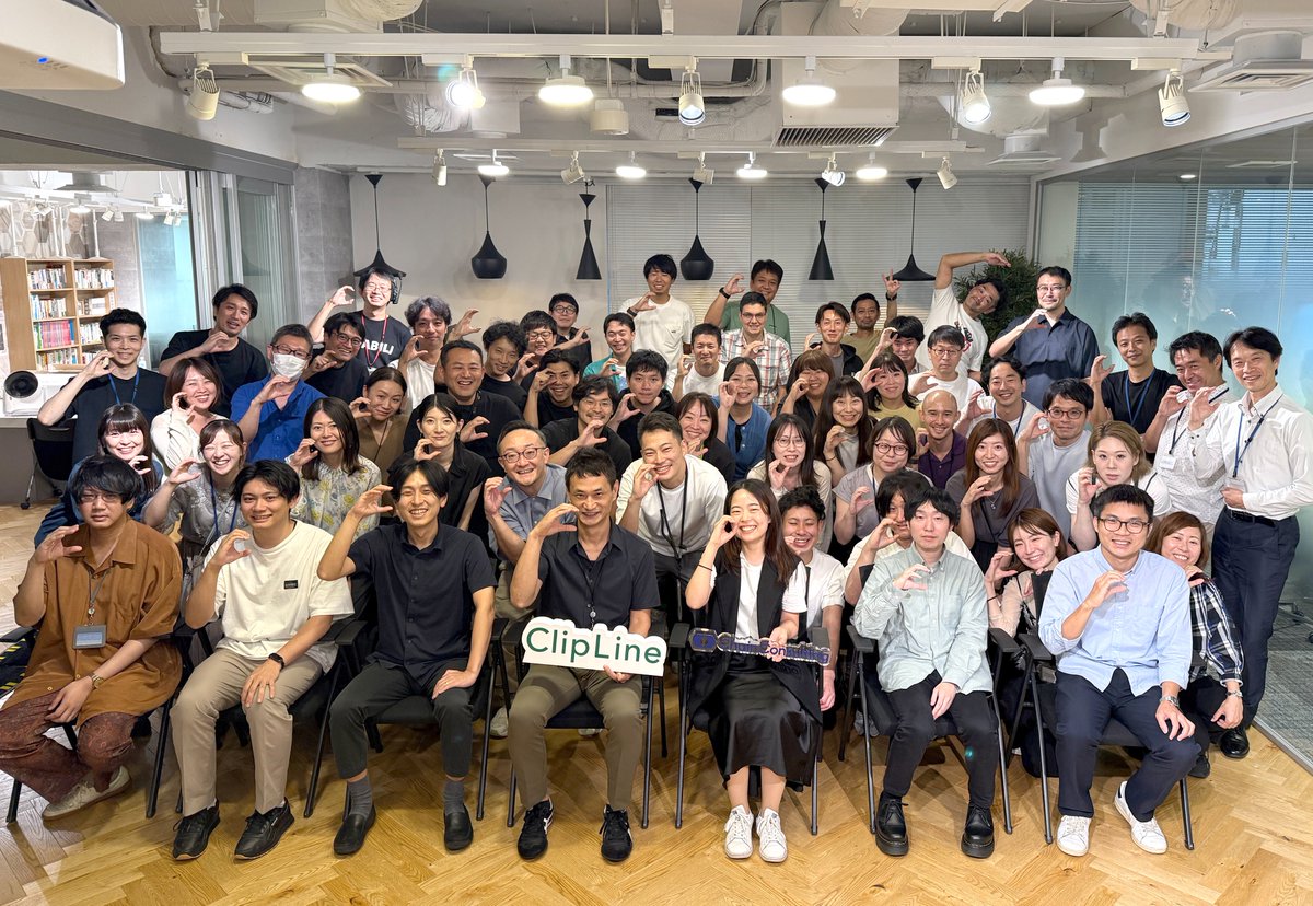hayatota's tweet photo. 改めまして、自己紹介させてください！

・名前：高橋勇人（50歳・東京都文京区出身）
・仕事：ClipLine株式会社 代表取締役社長
・得意：現場の暗黙知を見える化すること
・実績：70万人利用、コンサル経験14年間
・経歴：京都大学院→アクセンチュア→ジェネックスパートナーズ→2013年起業
・専門：多拠点ビジネスの課題解決、サービステック
・弱点：慎重派すぎて起業に10年かかった
・趣味：テニス、スキー、ゴルフ鋭意練習中
・信念：現場で働く人の力を最大化する
・ミッション：サービス業の「できる」をふやす

「現場の神技が他店に広がらない」という課題に14年間向き合い続けてきた「現場愛の変わり者」です。

優秀なスタッフの技術を動画で可視化し、全店舗で共有する仕組みを開発。新人教育コスト3分の1削減、店舗格差解消など、理論ではなく現場で結果を出しています。

サービス業はGDPの7割を占める基幹産業なのに、なぜか生産性が低いまま。でも、これは裏を返せば「改善の宝庫」。

現場で働く���人ひとりが輝き、お客様により良いサービスを提供でき、そして正当に評価される世界を一緒に作りませんか？

妻に背中を押されて起業した慎重派経営者ですが、現場への想いだけは誰にも負けません。ぜひ仲良くしてください！