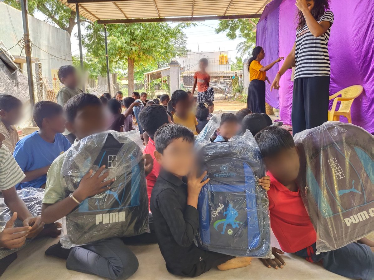 PraizFoundation's tweet photo. Individual donors and Mizpah Charitable Trust donated 60 school bags to students from rural and tribal backgrounds. For many, receiving a new bag was an answered prayer.

#schoolneeds #stationarysupport #schoolbagdonation #praizfoundation https://t.co/b3fnnMdI5o