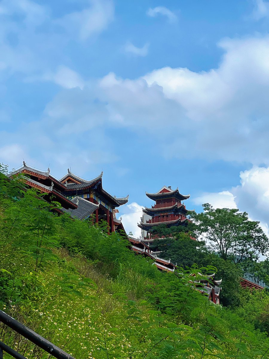 广西大化
想着出门逛一下风景 …
结果拍了张游客照就赶紧回酒店躺着了 …
太热了😂