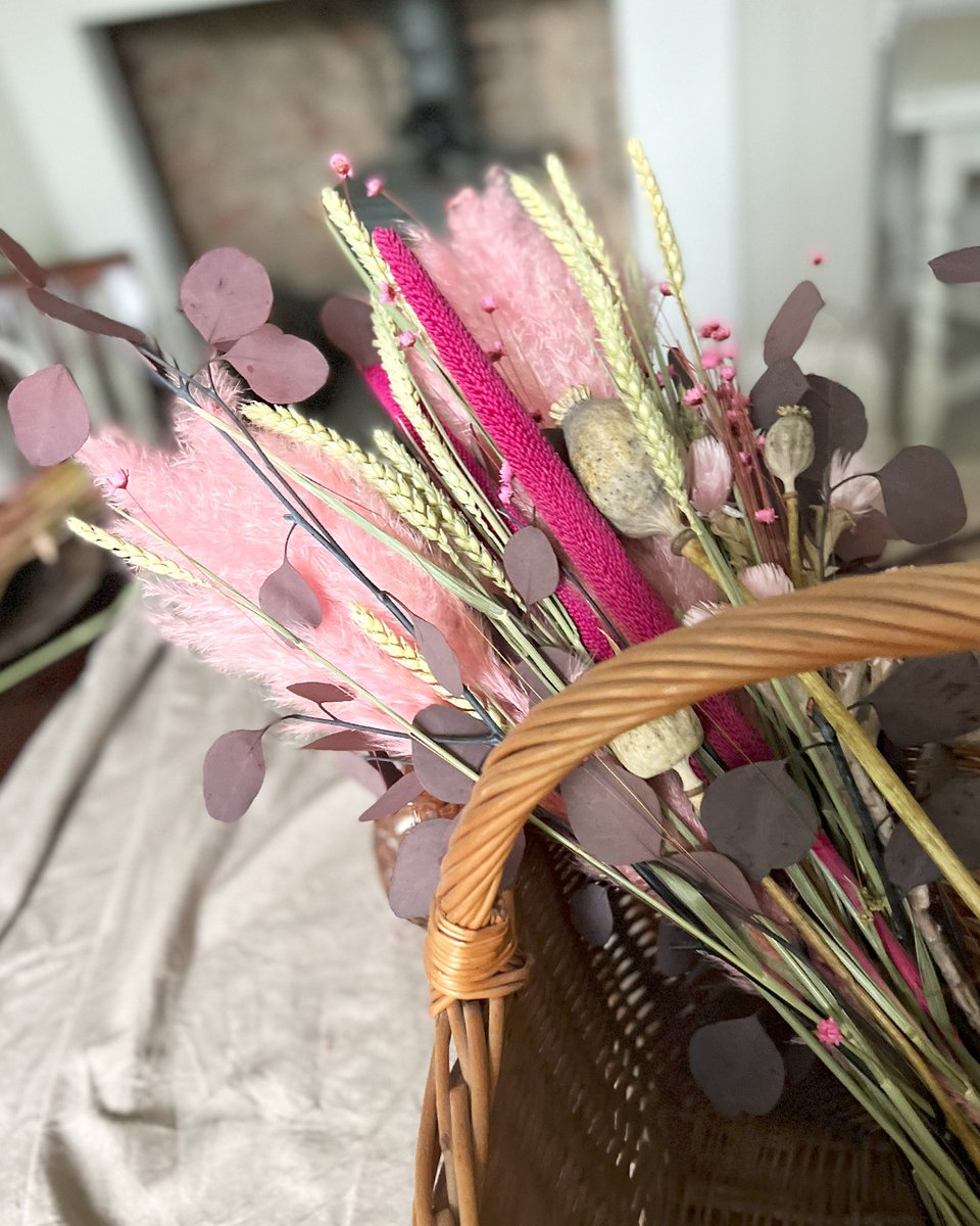 Dried flowers = forever beauty!🌾 As much as we love a fresh bunch of flowers, our gorgeous #dried flowers are a sustainable way to keep your home stylish season after season! Would you try dried? 
bit.ly/3tY9hQZ