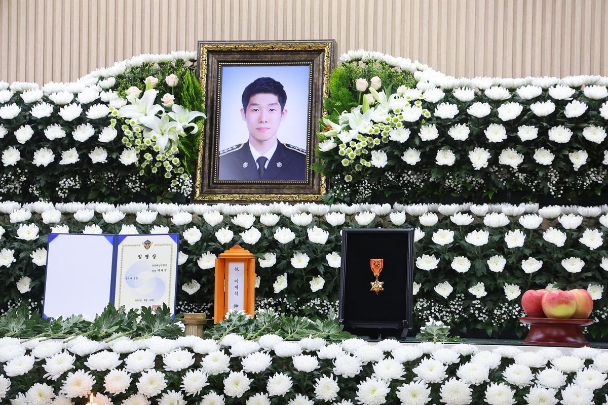 SydneyDaddy1's tweet image. 韩媒报道，韩国海岸警卫队的一名队员，为了营救一名70多岁的中国人，把救生衣让给对方，结果自己溺毙