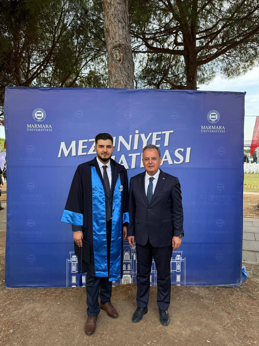 Yıllar çok çabuk geçiyor, 2021 yılında kayıt işlemleri için gelmiştik, 2025 yılında mezuniyet törenine katıldık. Rahmetli babamın adını yaşatan kıymetli evladım Kemal Karacan Marmara Üniversitesi Hukuk Fakültesinden mezun oldu. Rabbim ülkemize güzel hizmetler yapmayı nasip etsin.