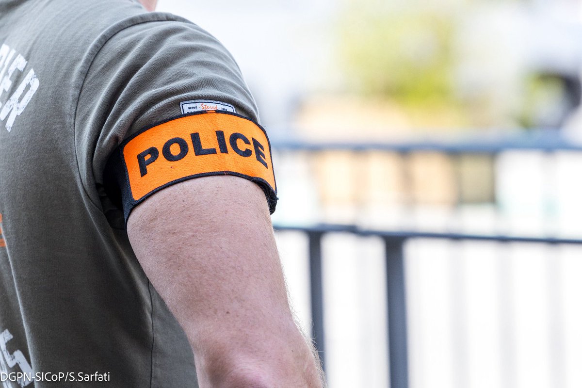 PorteParolePN's tweet image. #Soutien | Hier à Tourcoing, un #policier de la BAC effectuait une surveillance pour interpeller l&apos;auteur d&apos;un vol de trottinette. Reconnu, pris à partie et frappé à terre par plusieurs individus, il a eu le courage de se relever et de maitriser l&apos;un des auteurs. Sa détermination…