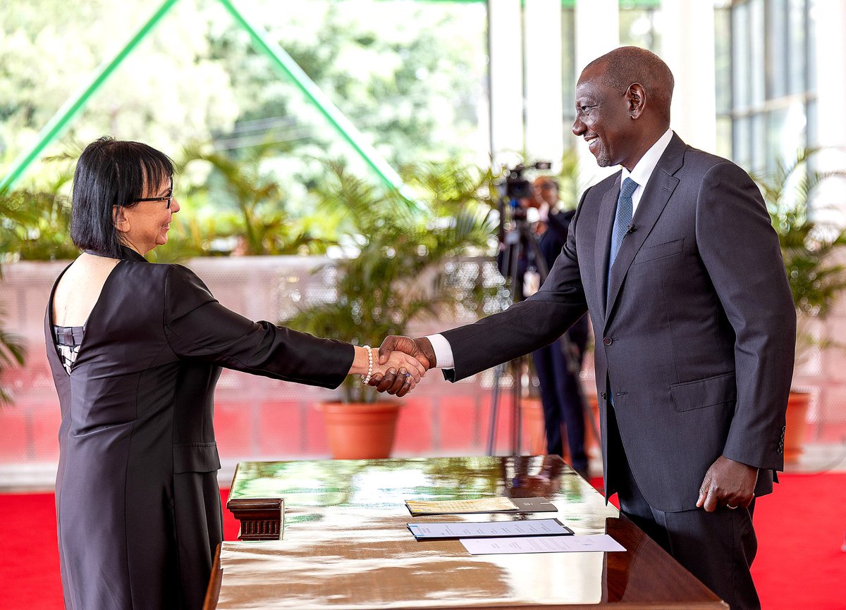 Slovenian Amb. Kristina Radej presented her Letters of Credence to <a href="/WilliamsRuto/">William Samoei Ruto, PhD</a>, President of Kenya.
Amb. Radej conveyed the greetings from Slovenian President @NMusar and reaffirmed her commitment to further strengthen the bilateral relations between the two countries.
🇸🇮🤝🇰🇪