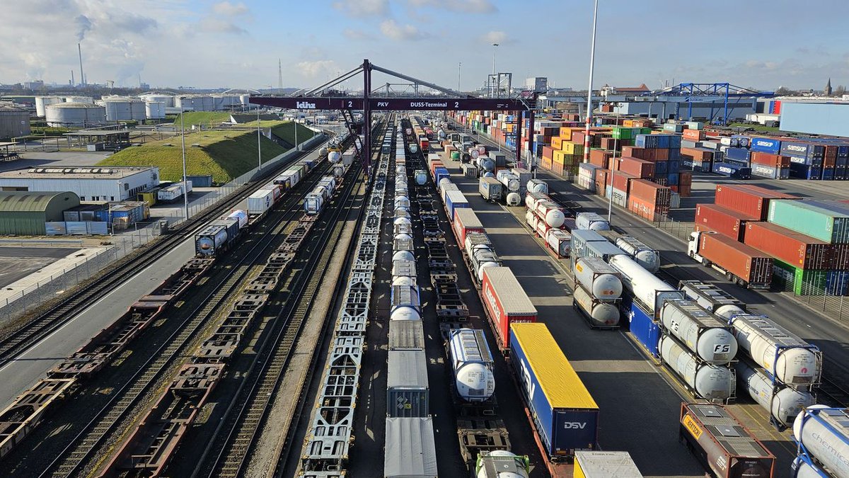 WorldCargoNews's tweet photo. 🔻 #Kombiverkehr will operate the PKV terminal at #Ruhroft from 2026 under the new name Rail Hub #Duisburg: https://t.co/MXiouIdGsU 
#RailFreight #TankContainers #LiquidBulk #ISOTankContainers #WorldCargoNews https://t.co/M5Juw2fBYe