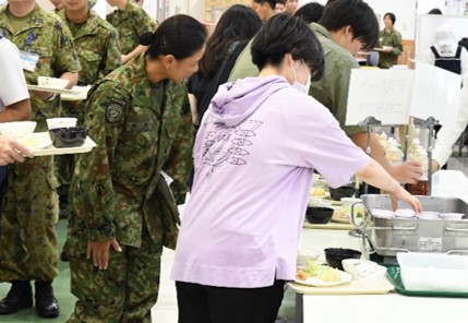 ipcat_gcc's tweet image. On Sep 1st, IPCAT hosted a visit of University of Shizuoka students. They observed our education c ourse and enjoyed a lunch in the camp dining facility. These experience promoted their understanding about the Ground Self-Defense Forces.