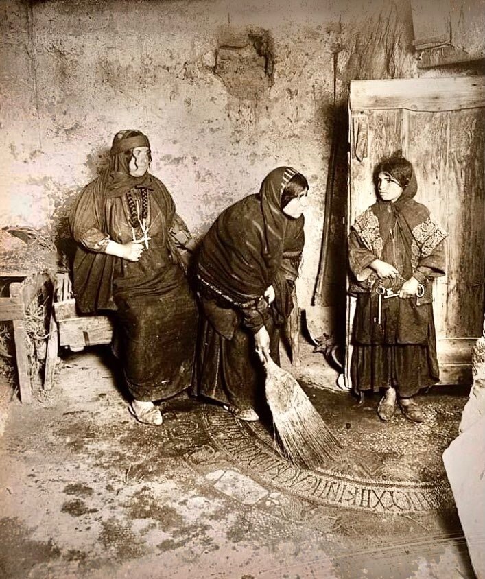 🇯🇴 Women from the Arab Christian family of Al Tawwal, said to be descended from the Ghassanids, cleaning their home, Madaba, 1882. 

Note the mosaic on the floor 

The house was subsequently acquired by the Jordanian Ministry of Tourism and converted into the Madaba