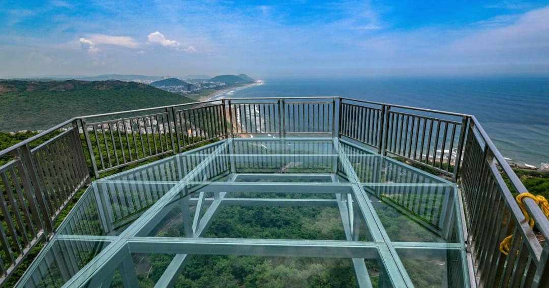 explurger's tweet image. ✨ Coming Soon in Vizag!
Walk on air, feel the thrill, and soak in the Bay of Bengal views 🌊🌉India’s longest cantilever glass bridge is set to shine from Kailasagiri Hill. 🌟

Check out the complete story here👇
news.explurger.com/visakhapatnam-…

#Visakhapatnam #VizagDiaries #GlassBridge…