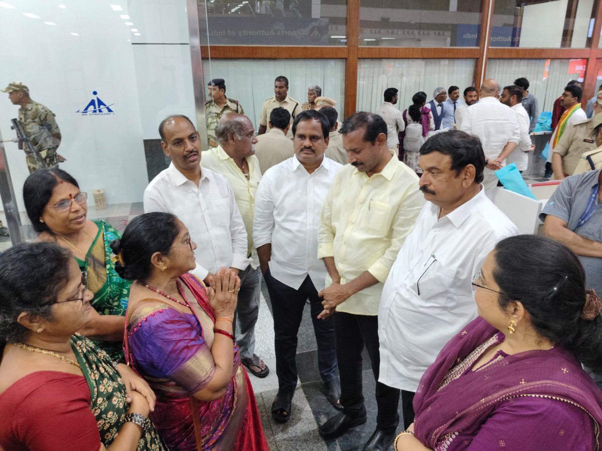 chiranjeevimlc's tweet photo. నేపాల్లో చిక్కుకున్న తెలుగు ప్రజలకు విశాఖ విమానాశ్రయంలో ఆత్మీయ స్వాగతం పలికి, వారి యోగక్షేమాలు తెలుసుకుంటున్న ఉత్తరాంధ్ర గ్రాడ్యుయేట్ ఎమ్మెల్సీ డా. వేపాడ చిరంజీవిరావు గారు.
#GraduateMLC #MLC #uttarandhra #Govtwhip #chiranjeevirao #TDP #nepal #NaraLokesh #NaraChandrababuNaidu https://t.co/mlkaNjXZlK