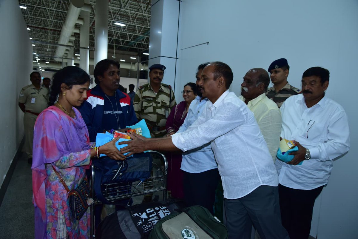 chiranjeevimlc's tweet photo. నేపాల్లో చిక్కుకున్న తెలుగు ప్రజలకు విశాఖ విమానాశ్రయంలో ఆత్మీయ స్వాగతం పలికి, వారి యోగక్షేమాలు తెలుసుకుంటున్న ఉత్తరాంధ్ర గ్రాడ్యుయేట్ ఎమ్మెల్సీ డా. వేపాడ చిరంజీవిరావు గారు.
#GraduateMLC #MLC #uttarandhra #Govtwhip #chiranjeevirao #TDP #nepal #NaraLokesh #NaraChandrababuNaidu https://t.co/mlkaNjXZlK