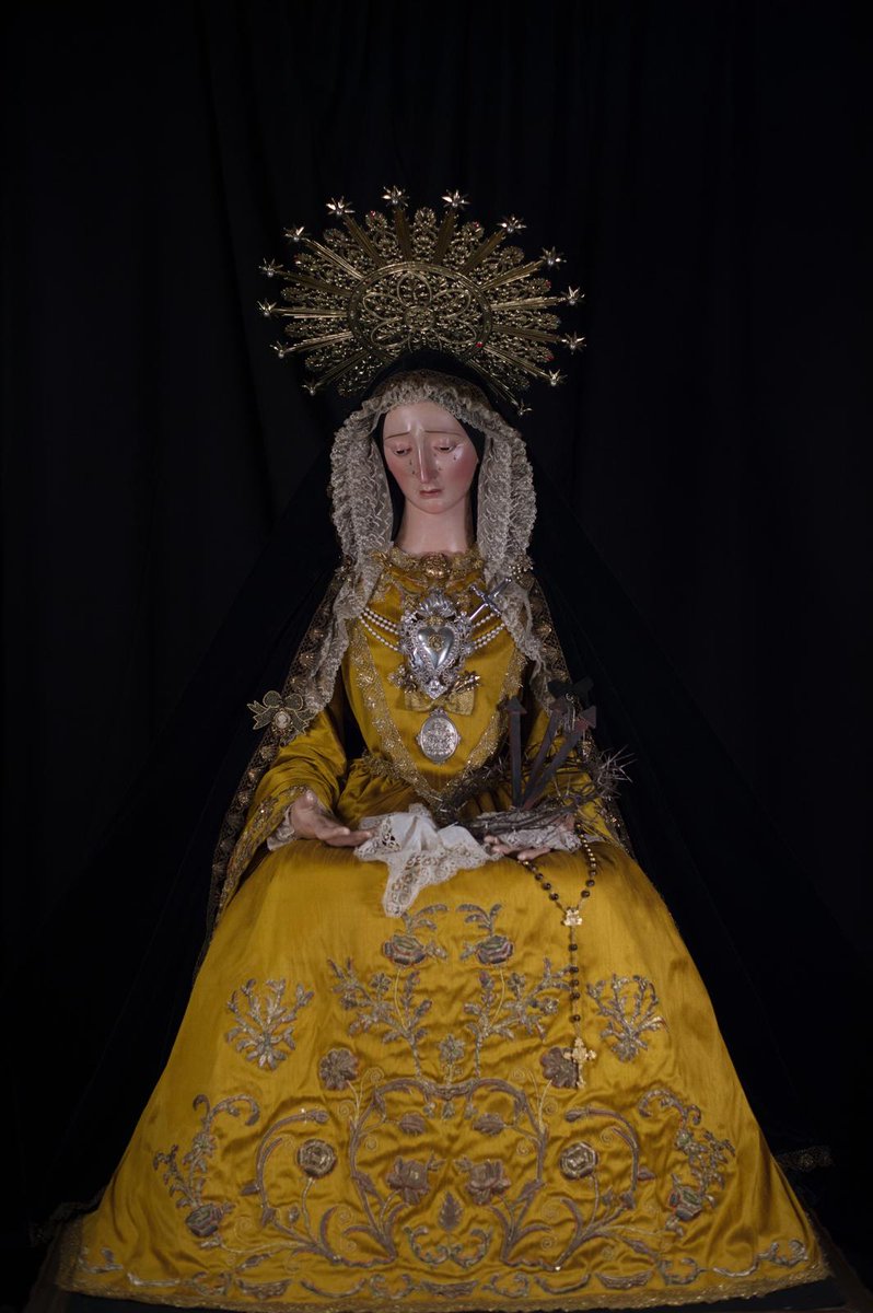 traspasoy7dolor's tweet photo. Nuestra Señora del Traspaso y Siete Dolores se presenta ataviada por su vestidor, don Francisco Navarro. Para tan solemne ocasión, luce una nueva saya confeccionada con bordados antiguos sobre seda dorada,1/2
#CorfradiasMLG 
#VísperasMLG 
#Traspasoysietedolores https://t.co/0E2hzxZvM9