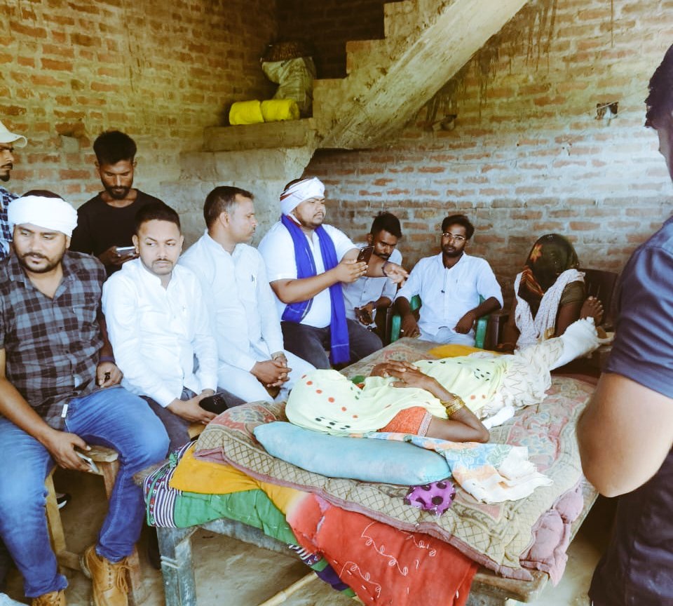 सलोन विधानसभा के ग्रामसभा सिरसिरा (चौकी करहिया थाना सलोन) में प्रशासन की बर्बरता,
गरीब पासी परिवार पर बेरहमी से क्रूरता 
रेखा पासी के 4दांत तोड़े गए
बुजुर्ग माँ का पैर फ़्रैक्चर कर दिया 
फिर भी अब तक कोई कार्रवाई नहीं हुई 
दोषी योगेश सिपाही पर तुरंत कार्रवाई हो <a href="/raebarelipolice/">Raebareli Police</a>