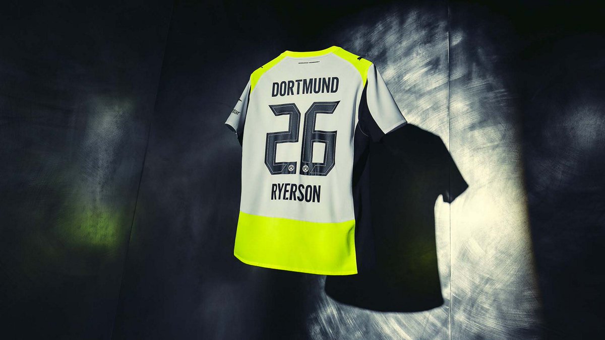 FranceBvb's tweet photo. 💀Le Borussia Dortmund et l’équipementier PUMA présentent le maillot extérieur du BVB pour la saison 2025/26 ! 

Le kit extérieur pour la saison 2025/26 présente une combinaison accrocheuse de blanc, de noir et de jaune vif. La base blanche simple est accentuée par des manches noires accrocheuses et des accents jaune vif.

#BVB l #Bundesliga