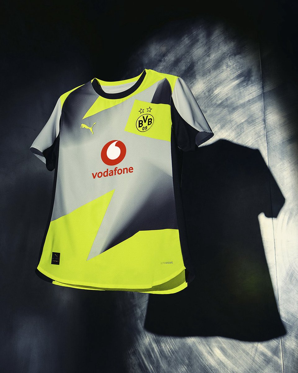_BeFootball's tweet image. Serhou Guirassy 🇬🇳 présente le nouveau maillot extérieur de Dortmund. 🥎💛🖤

📸 @BVB