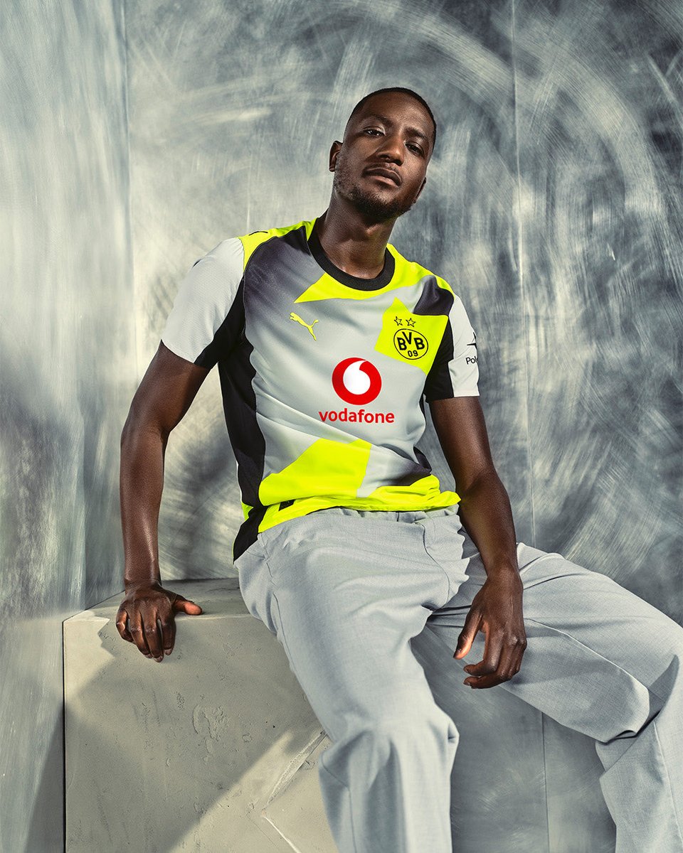 _BeFootball's tweet image. Serhou Guirassy 🇬🇳 présente le nouveau maillot extérieur de Dortmund. 🥎💛🖤

📸 @BVB
