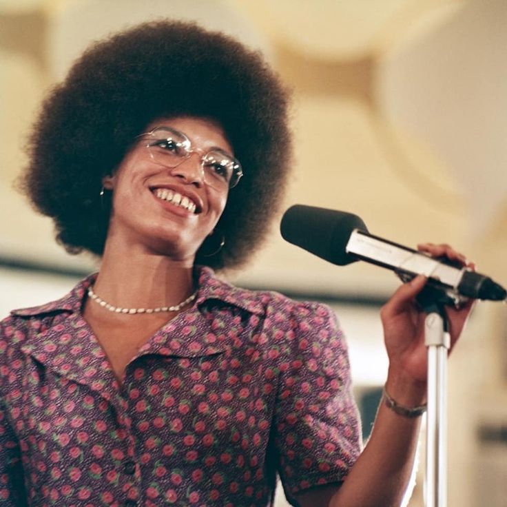 "Pienso que la esperanza no es una emoción producida por lo que es posible conseguir, sino que se trata de una disciplina. Me encanta esta idea de la esperanza como disciplina, porque nos hace entender que nuestra responsabilidad está también en generar esperanza."

Angela Davis