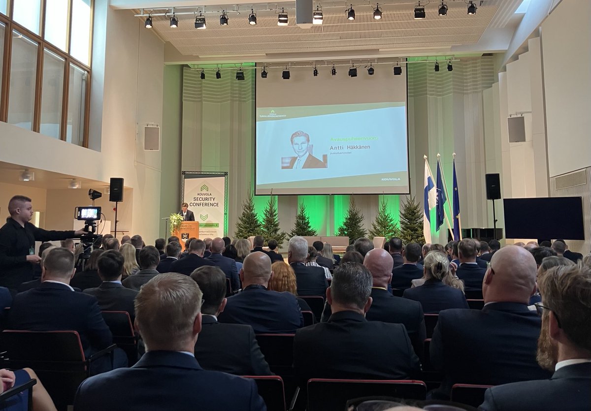 Tupa täynnä. Ajat ovat sellaiset, että #Kouvolanturvallisuus2025 kerää täyden salin keskustelemaan maailman uudesta (epä)järjestyksestä.