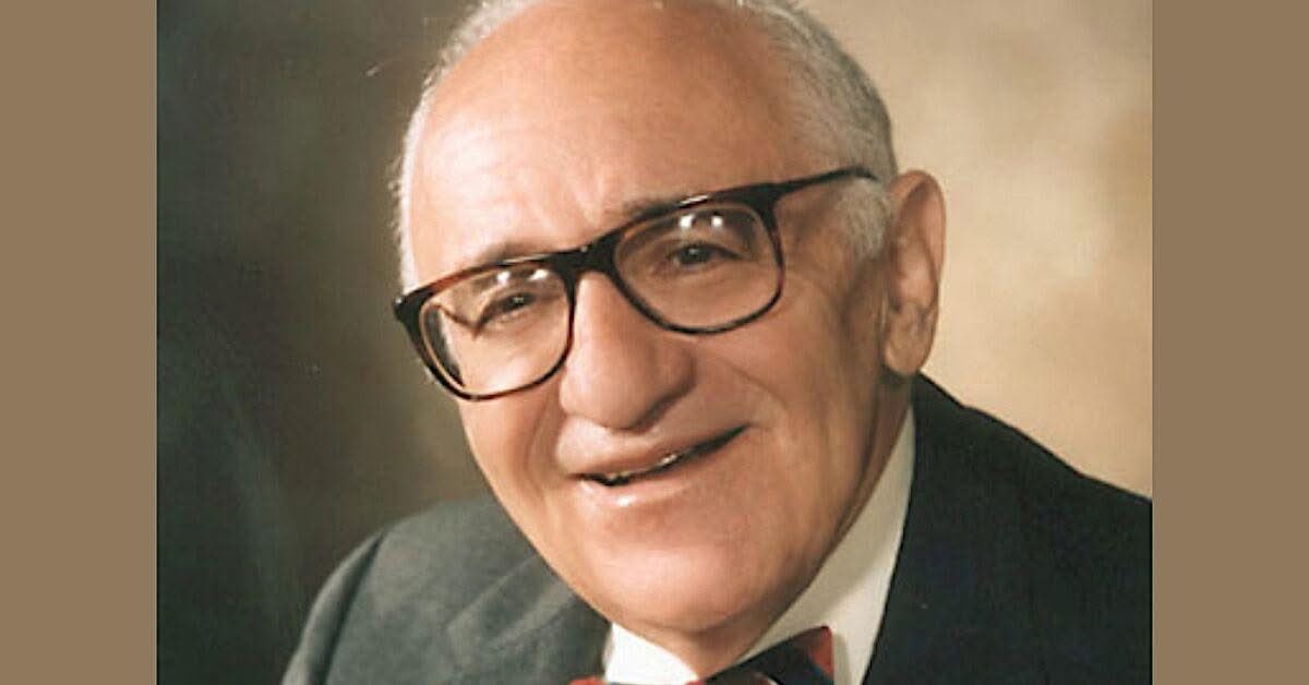 ЛИБЕРТАРИ ҮЗЛИЙН ЗАГАЛМАЙЛСАН ЭЦЭГ МЮРРЕЙ РОТБАРД СОЁЛЫН ДАЙНЫ ТАЛААР 1992 ОНД ИЙН БИЧИЖ БАЙВ

Түүх социалист Утопи руу тэмүүлдэг, социализм дэлхийг бүрхэнэ гэсэн "шашны" домогт гүнээ үнэмшдэг зүүний либералуудын бодлоор социализмтай тэмцэх, социализмыг амжилттайгаар дарах нь