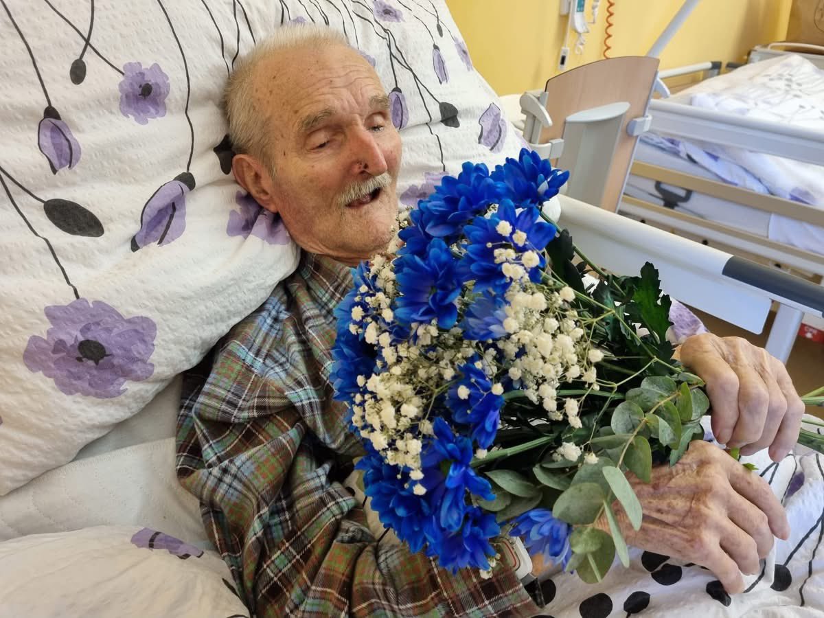 Odbor pro válečné veterány MO ČR,War Veterans MoD (@ovv_mo_cr) on Twitter photo 🎂 Pan Josef Turek 9.9. Oslavil své 99.narozeniny. Slavnostní setkání, ve <a href="/vnolomouc/">Vojenská nemocnice Olomouc</a> proběhlo spolu s rodinou na oddělení pro vál.veterány. Je posledním žijícím čs.vojákem z bojů u Dunkerque🌺
Bylo nám ctí mu předat dary a dopis ministryně <a href="/jana_cernochova/">Jana Černochová</a>
veterani.mo.gov.cz/aktuality/sved… 🎂 Pan Josef Turek 9.9. Oslavil své 99.narozeniny. Slavnostní setkání, ve <a href="/vnolomouc/">Vojenská nemocnice Olomouc</a> proběhlo spolu s rodinou na oddělení pro vál.veterány. Je posledním žijícím čs.vojákem z bojů u Dunkerque🌺
Bylo nám ctí mu předat dary a dopis ministryně <a href="/jana_cernochova/">Jana Černochová</a>
veterani.mo.gov.cz/aktuality/sved…