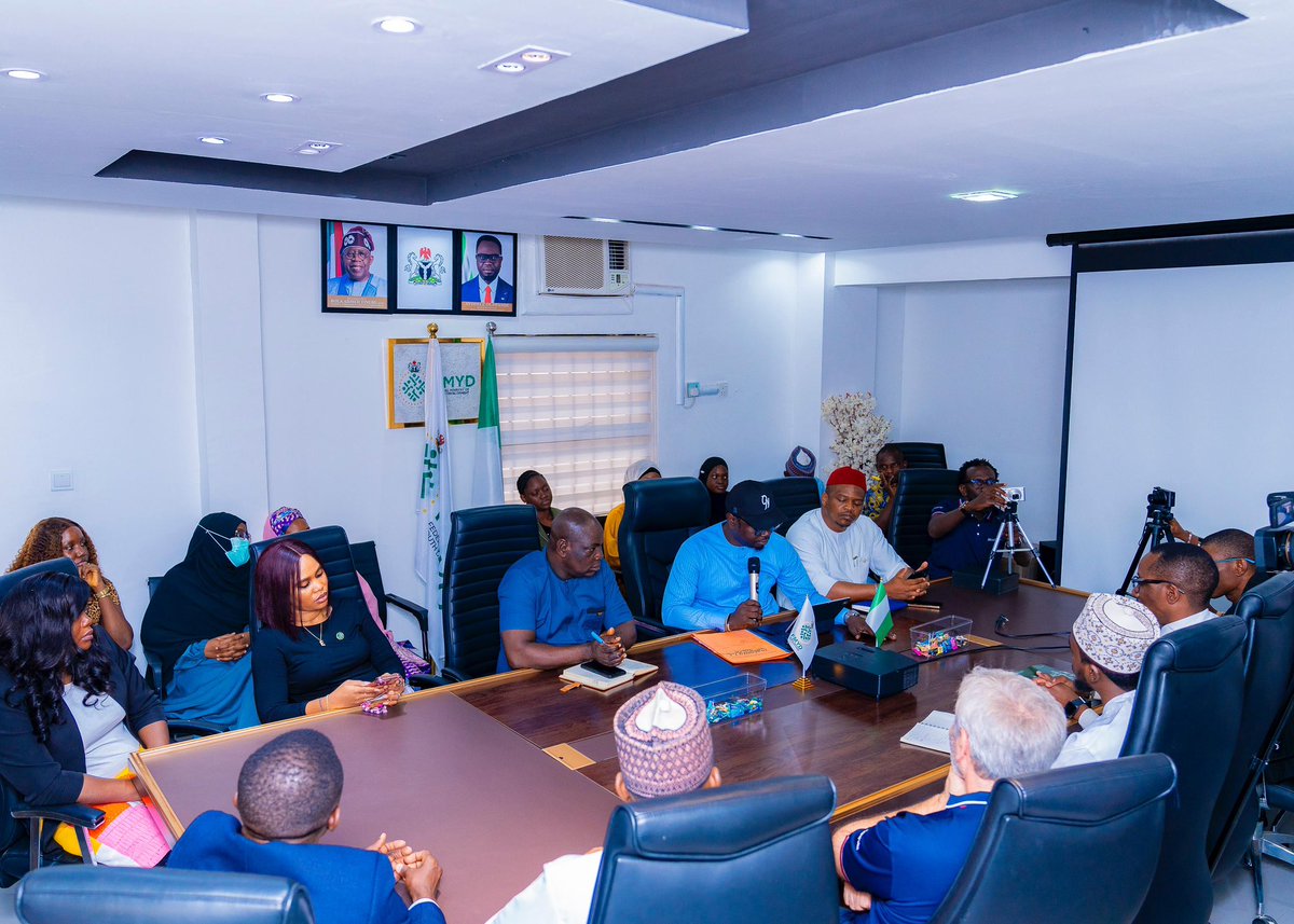 ebirimobinna's tweet photo. This took place yesterday when the Minister hosted delegates, organizers, and partners of the Africa Youth Health Summit (#AYHS2025) at his office, ahead of the summit’s official opening at the United Nations House, Abuja today.
#YoHealth #FAMSA #FMYD #AfricaCDC #IFMSA https://t.co/qiUS8pKpNa