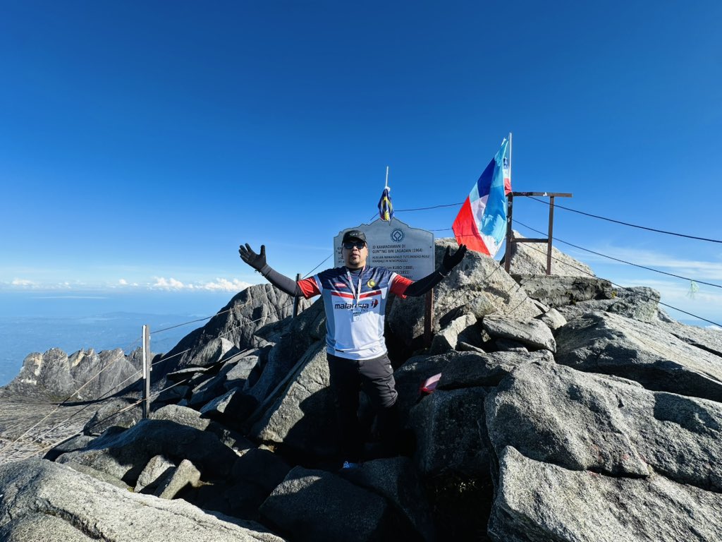 Kita abadikan momen Sedekad ABSTRAX® MASterpiece di Puncak Kinabalu shop.abstraxjingga.com/shop <a href="/faizwanuar/">Dr Faiz I. Anuar</a>