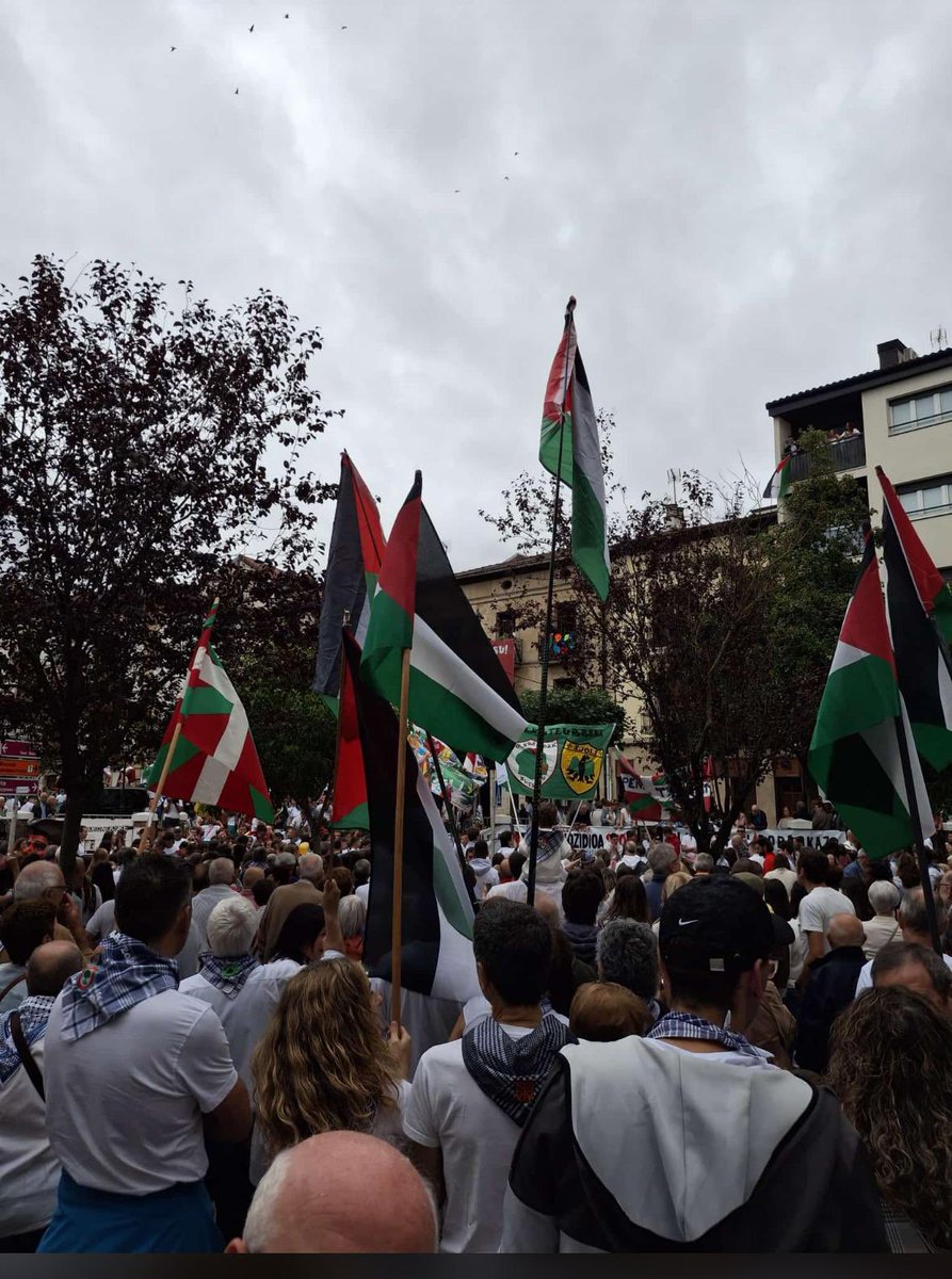 Gaur Mila Kolore elkarteak bota du Altsasuko festen hasierako suziria. Aupa zuek!

Ondo pasa jaietan, errespetuz eta alaitasunez! Sionistak-Faxistak, erasotzaileak eta arrazistak ez dira ongi etorriak! 

Gora Altsasu! Gora Palestina eta Euskal Herria askatuta!
