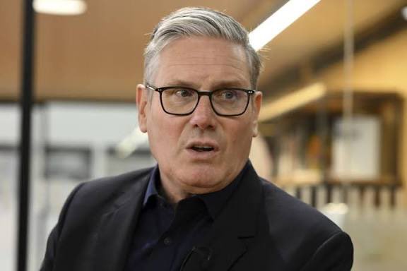 NotFarLeftAtAll's tweet image. Name one thing Keir Starmer is good at ?