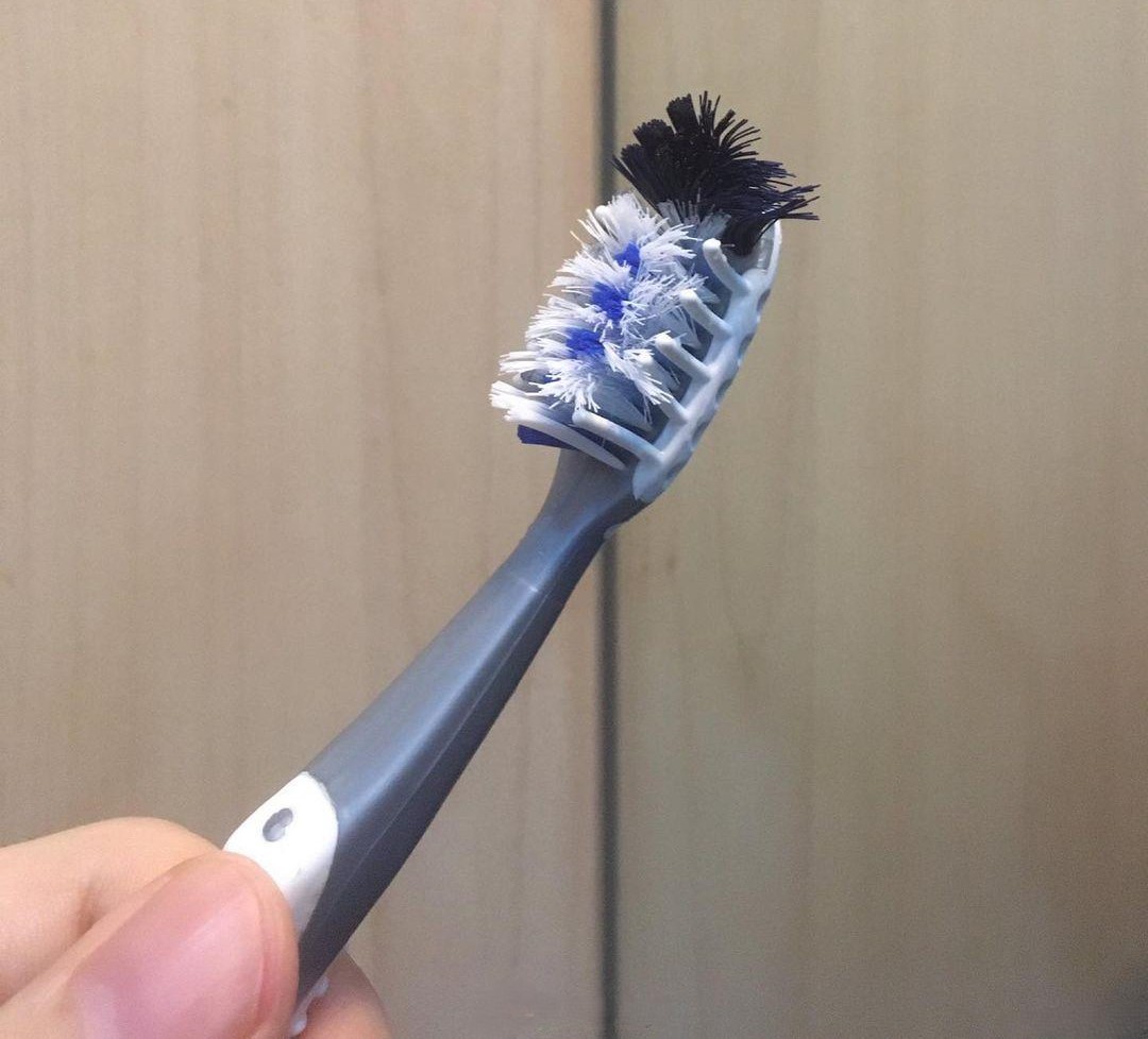 Errrrkek adamın diş fırçası bir haftada bu hale gelir.Errrrkek oğlu errrrkekler dişlerini fırçalamaz; çitiler.