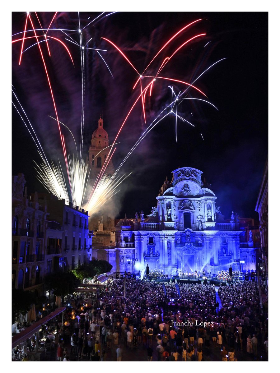 El relato de una historia, un espectáculo que hace un recorrido por la historia de la ciudad. Anoche en la  plaza de Belluga.
Feria de Murcia 2025.  
📷Para <a href="/AytoMurcia/">Ayuntamiento de Murcia</a>