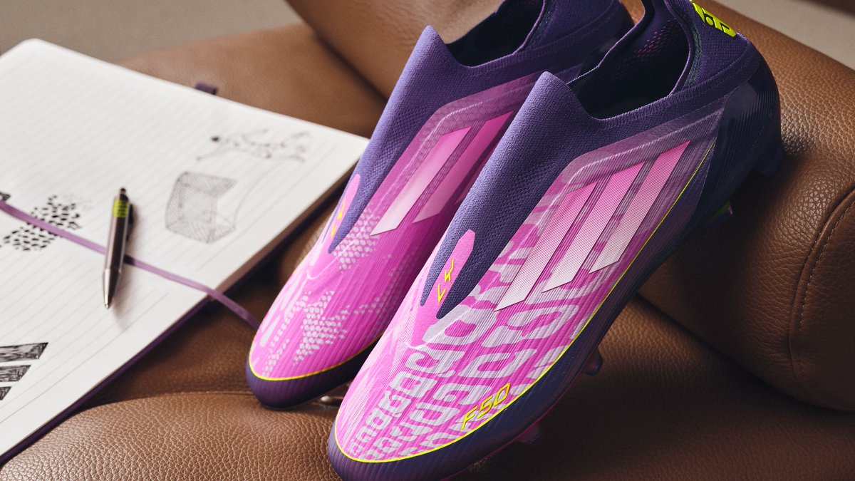 🚨 𝗢𝗙𝗙𝗜𝗖𝗜𝗘𝗟 ! 𝗔𝗗𝗜𝗗𝗔𝗦 𝗗𝗘́𝗩𝗢𝗜𝗟𝗘 𝗟𝗔 𝗡𝗢𝗨𝗩𝗘𝗟𝗟𝗘 𝗙𝟱𝟬 𝗦𝗜𝗚𝗡𝗔𝗧𝗨𝗥𝗘 𝗗𝗘 𝗟𝗔𝗠𝗜𝗡𝗘 𝗬𝗔𝗠𝗔𝗟 🇪🇸🤩

La paire est inspirée de plusieurs modèles F50 iconiques. 🩷

Le modèle marque le lancement du nouveau logo de Lamine Yamal. 

📸 <a href="/adidasFR/">adidasfr</a>