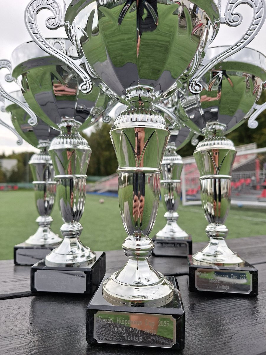 Kesän Huipennus Cup 2025 eli Huippari on taas täällä!  Tulevan lauantain aikuisten harrastefutisturnaus on tämän kauden toinen - mukana tällä kaudella vajaa sata joukkuetta. Keväällä 2026 on muuten sitten jo kahdeksas cuppi mihin kannattaa tulla ihmettelemään..